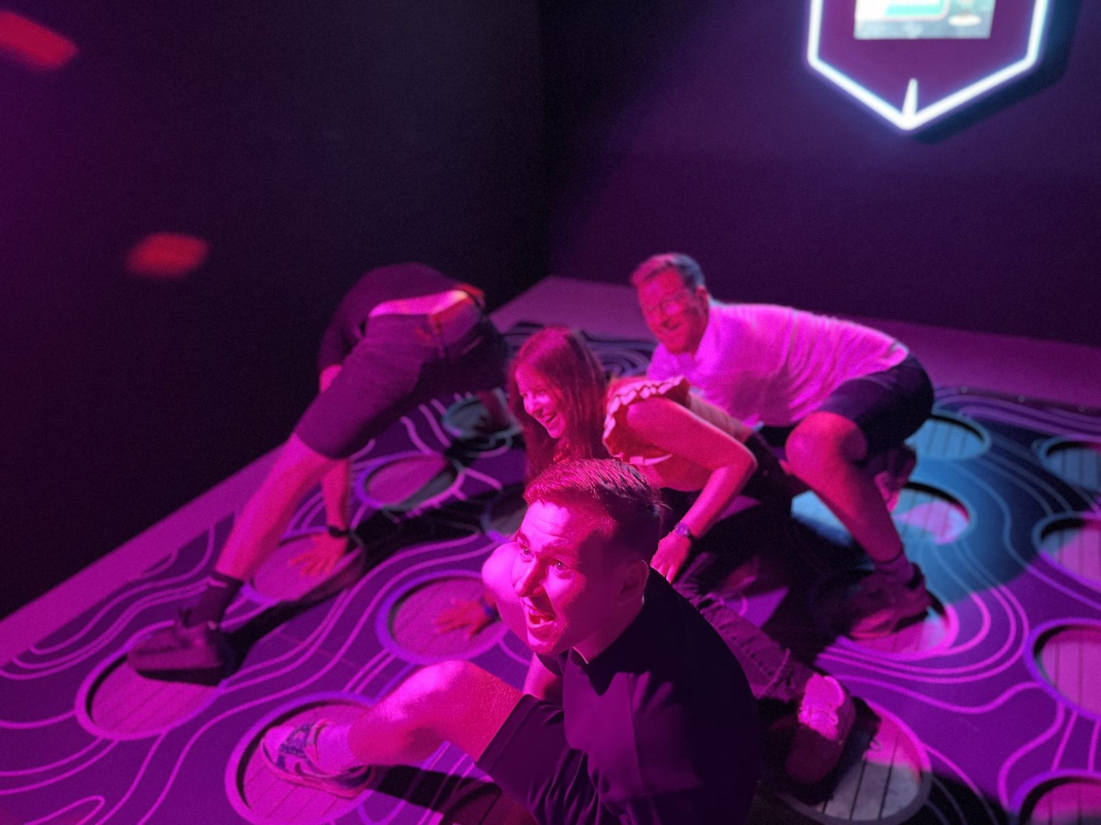 Une équipe relève un défi du Cube Challenge chez Team Square